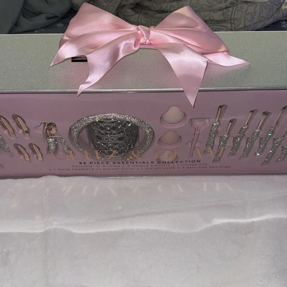 2024 Glitz & Glam Christmas holiday 31 piece essential brush collection 🎀💎 - Picture 3 of 16